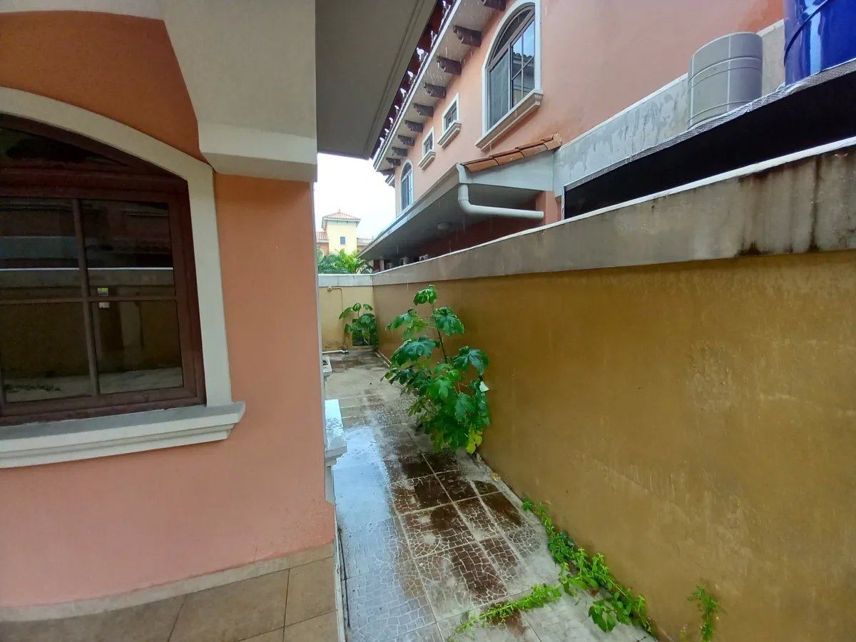 Venta de casa reposeída PH El Doral, Costa Sur