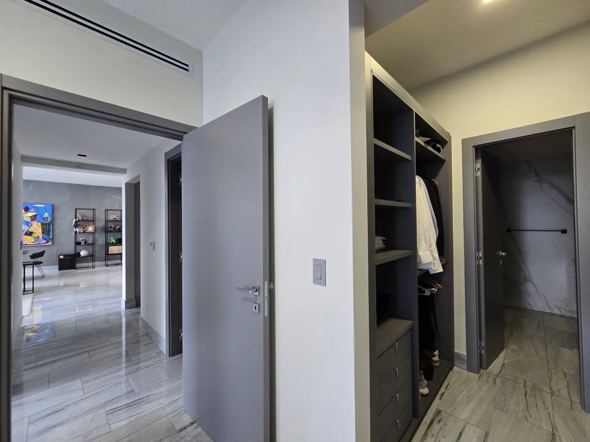 Apartment For Sale in Avenida Balboa