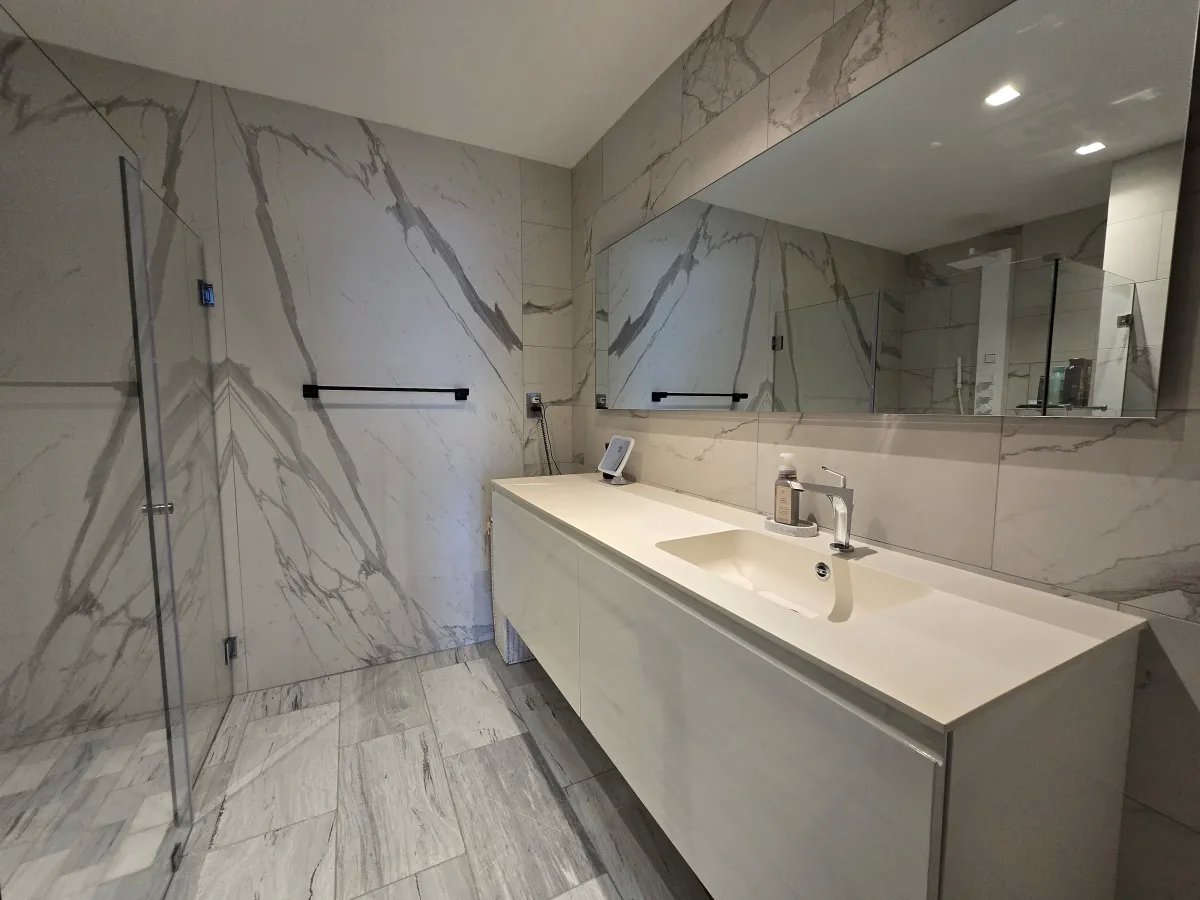 Apartment For Sale in Avenida Balboa
