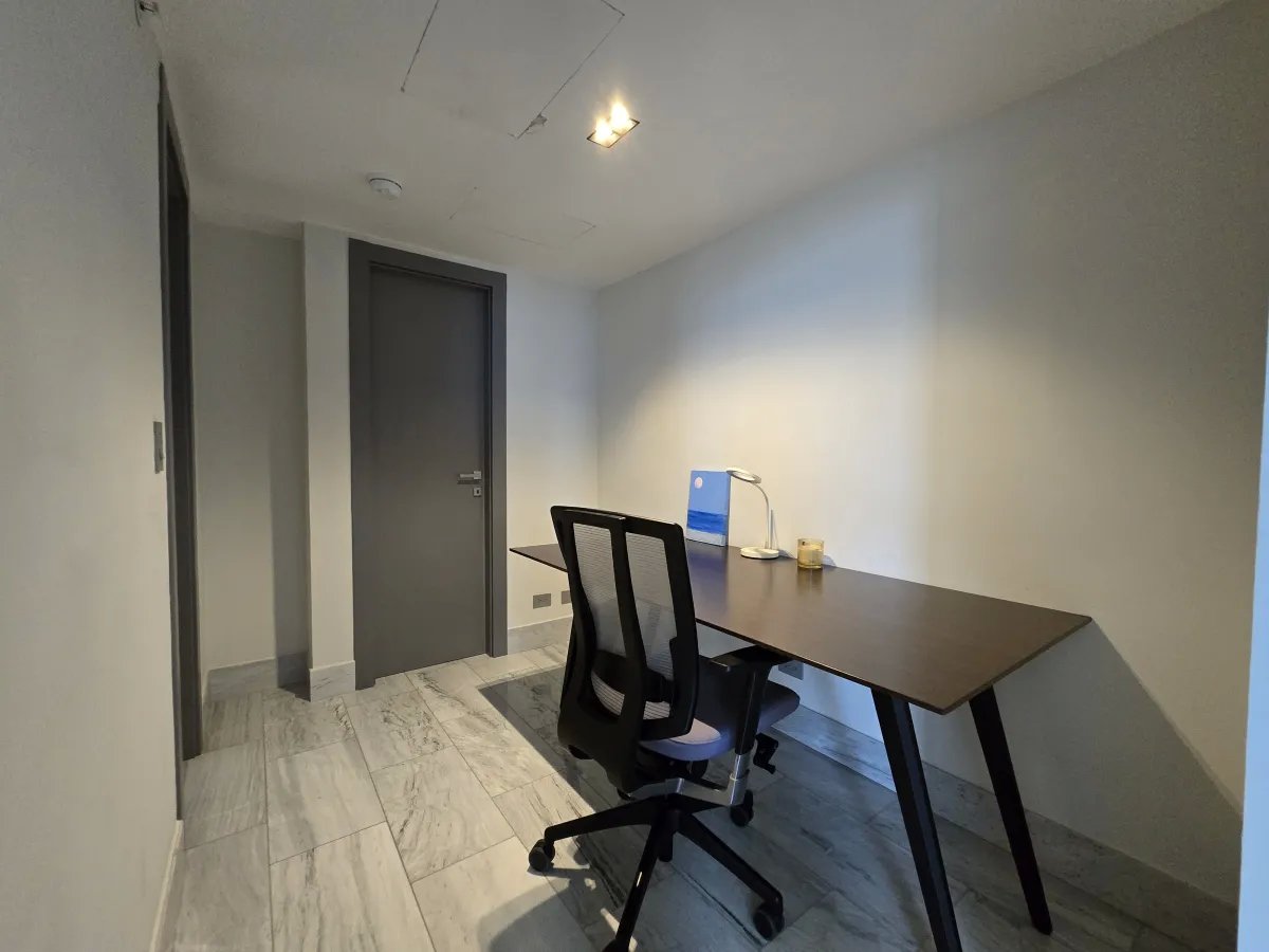 Apartment For Sale in Avenida Balboa