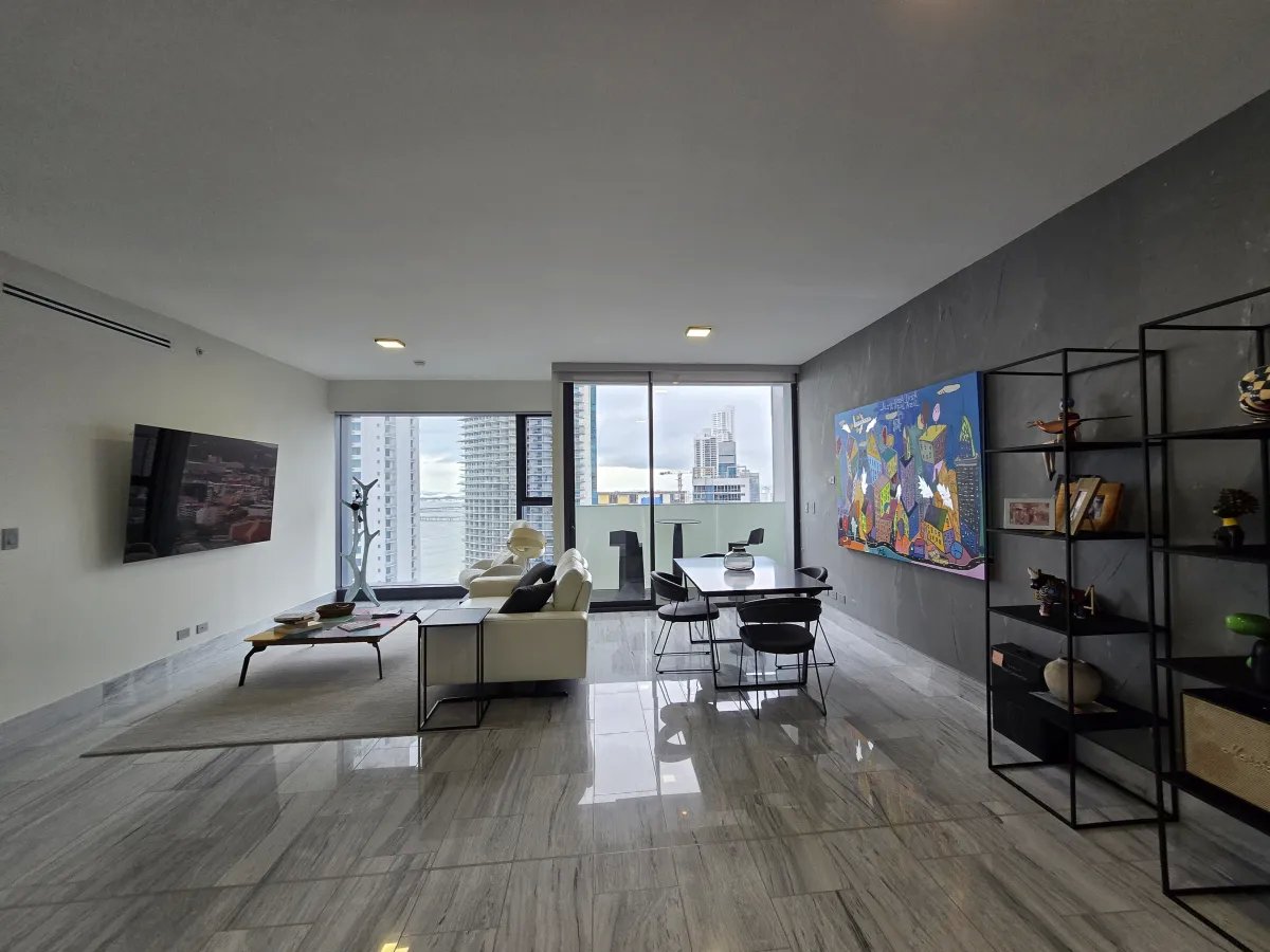 Apartment For Sale in Avenida Balboa