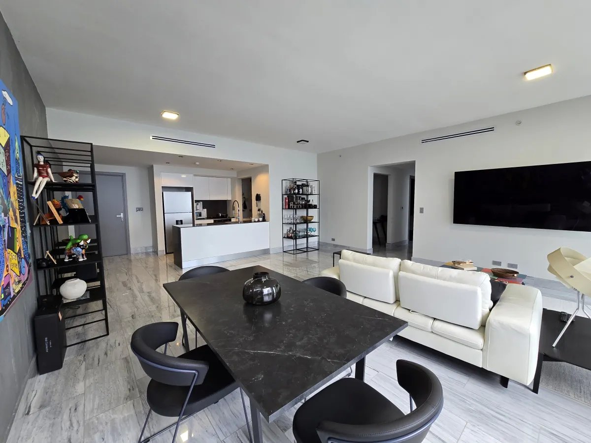 Apartment For Sale in Avenida Balboa