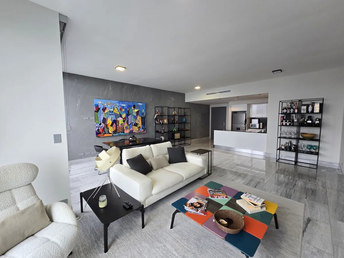 Apartment For Sale in Avenida Balboa