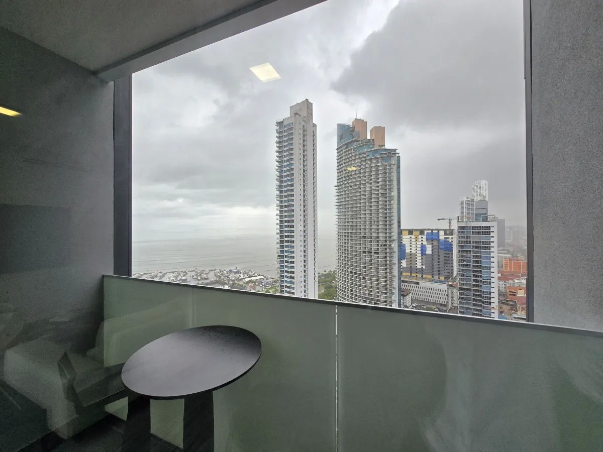 Apartment For Sale in Avenida Balboa