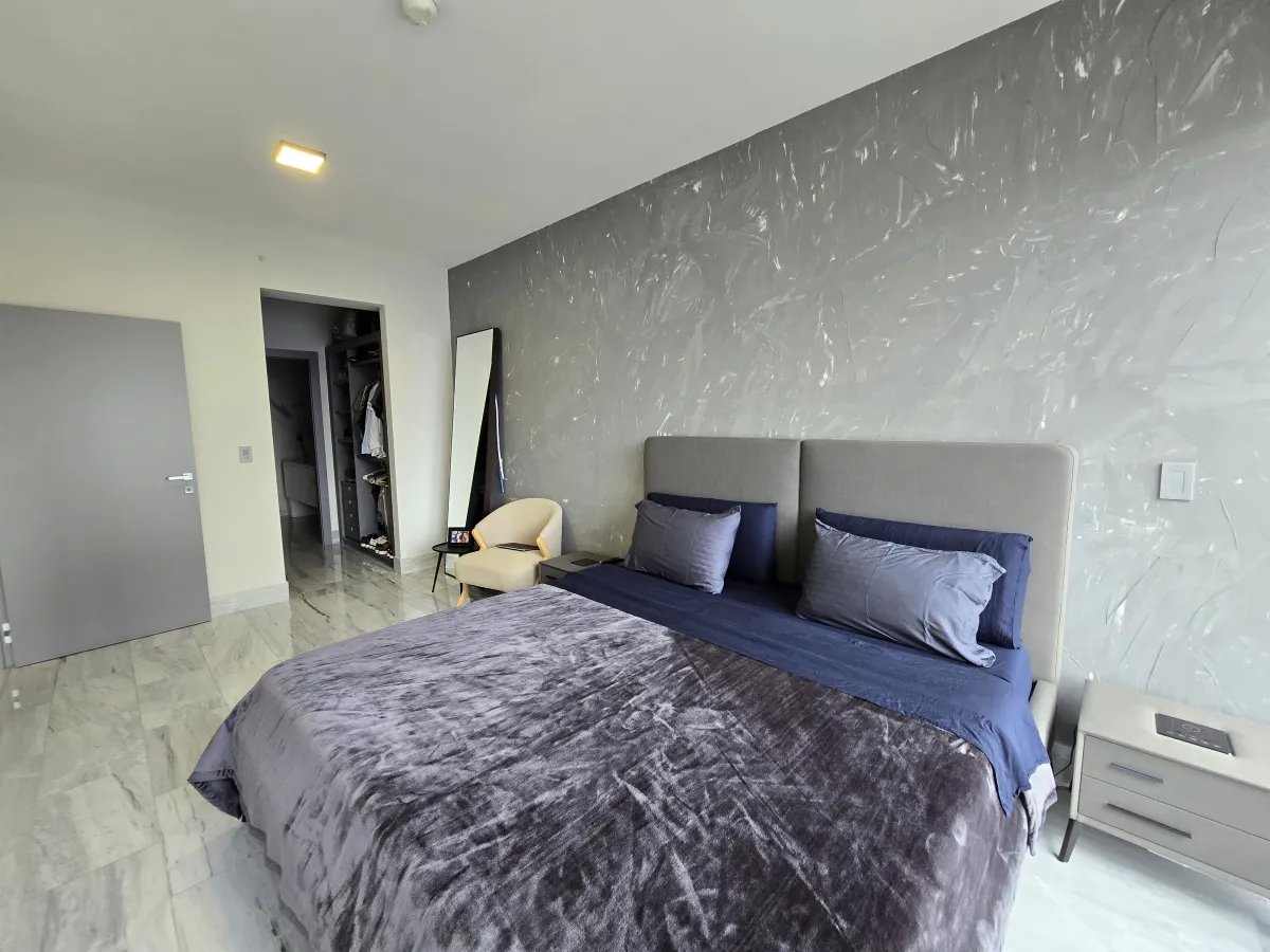Apartment For Sale in Avenida Balboa