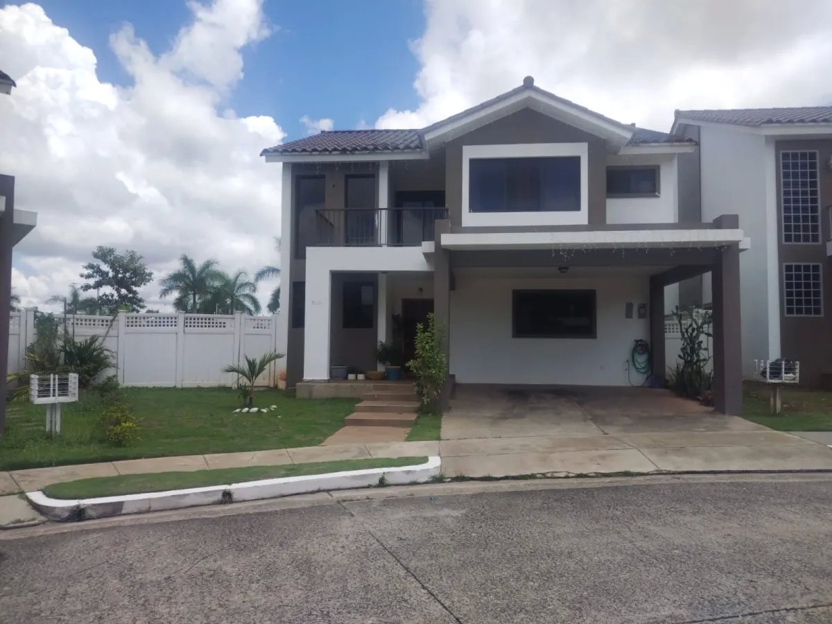 Se vende casa en PH Olimpus, Brisas del Golf