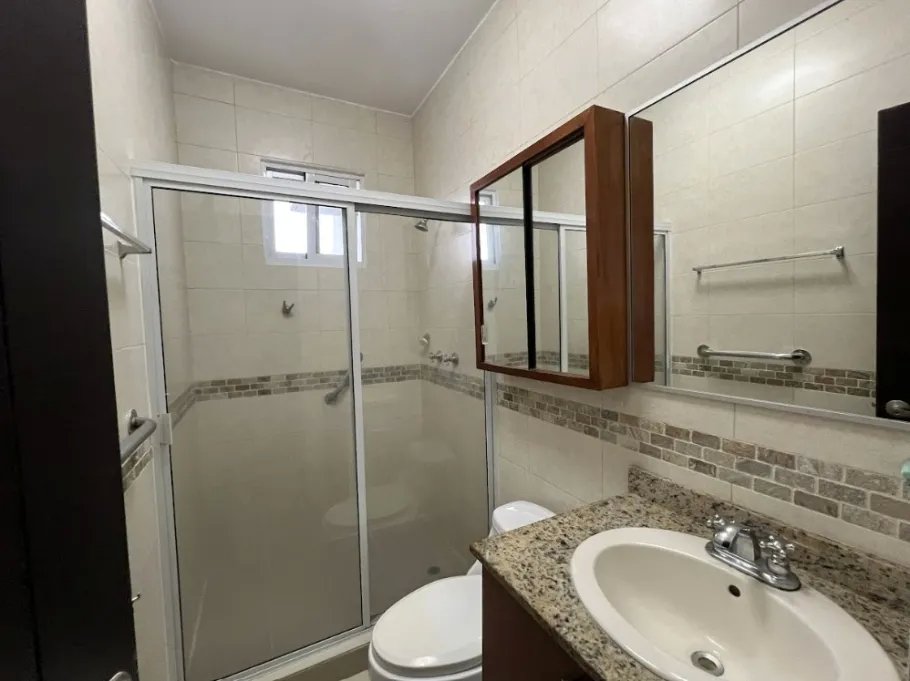 SE VENDE ESPACIOSO APARTAMENTO CON VISTA AL MAR EN SAN FRANCISCO