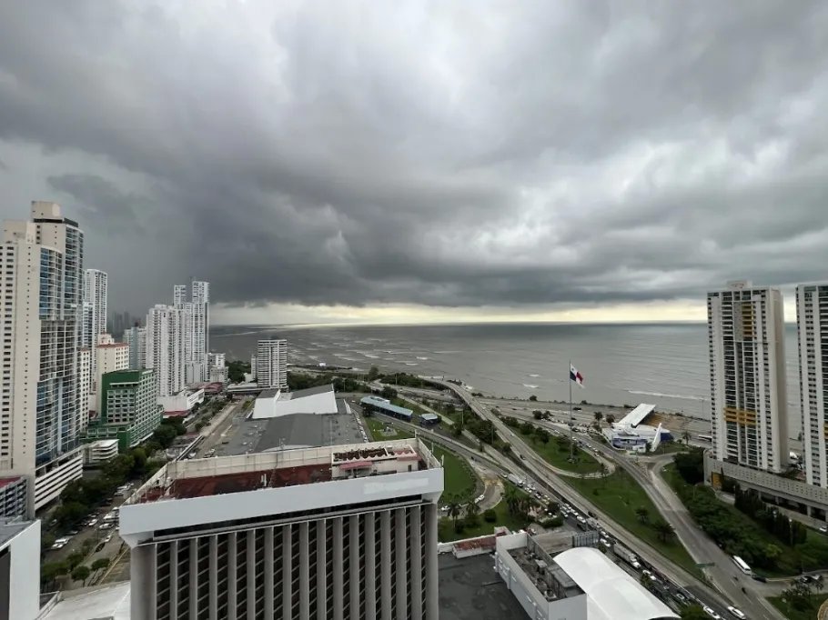 SE VENDE ESPACIOSO APARTAMENTO CON VISTA AL MAR EN SAN FRANCISCO