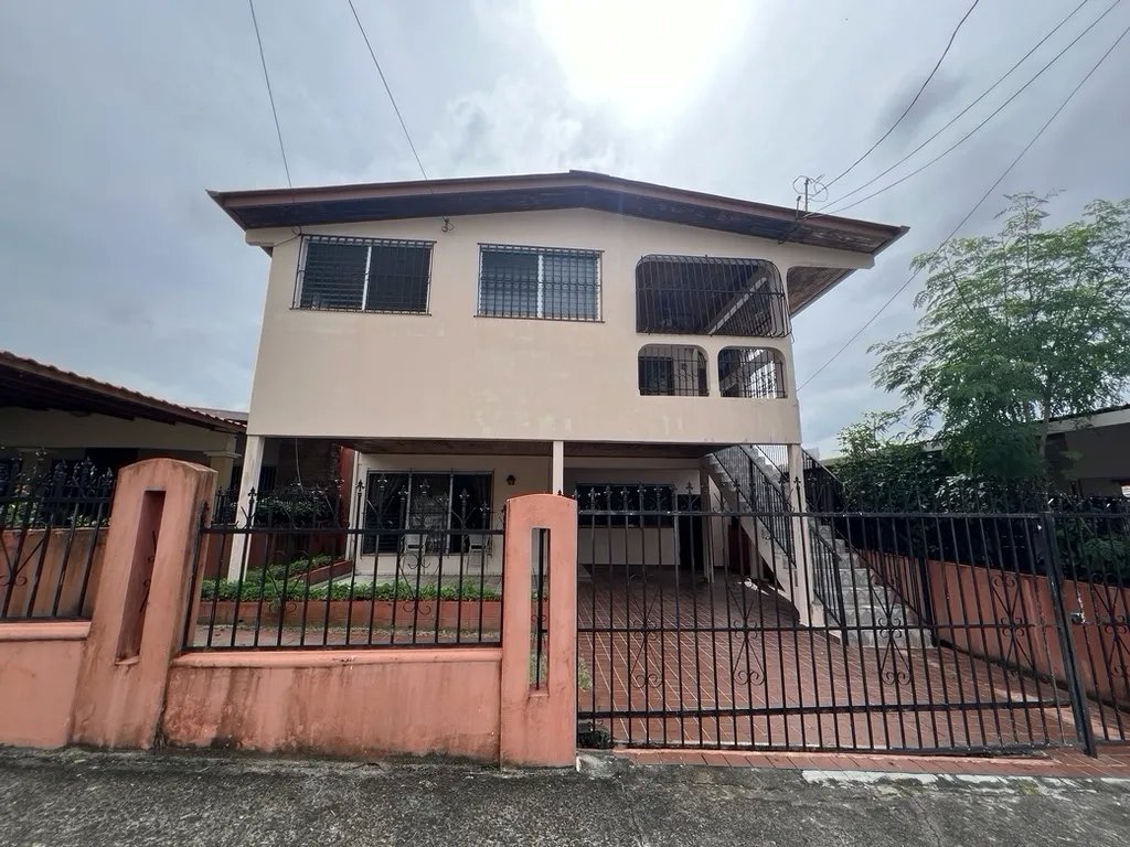 SE VENDEN DOS CASAS EN BETANIA