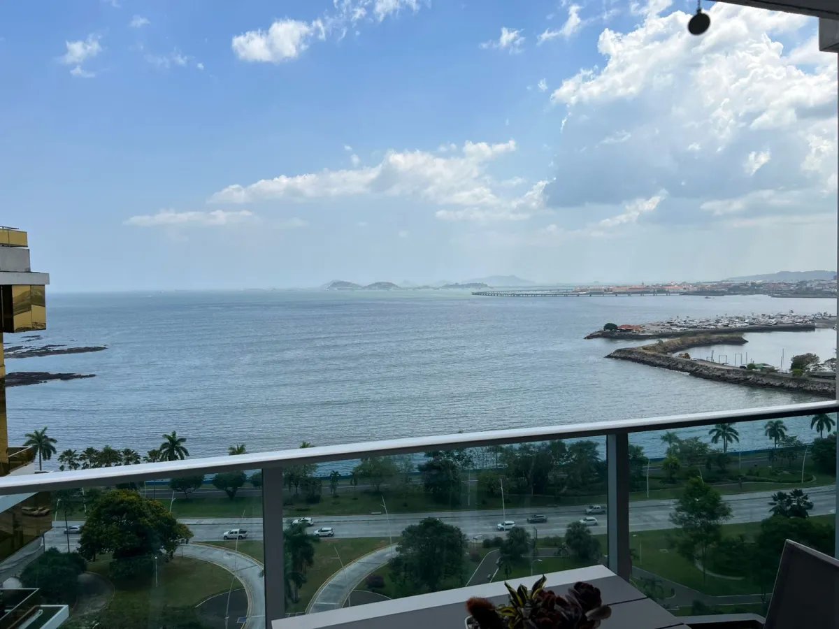 Se Vende Hermoso Apartamento totalmente Amueblado con Vista al Mar  A...