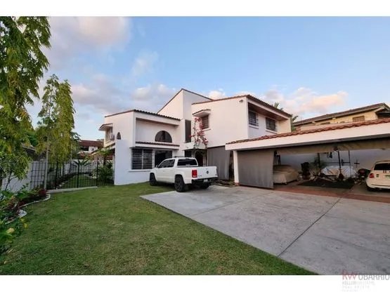 Se vende casa en La Alameda
