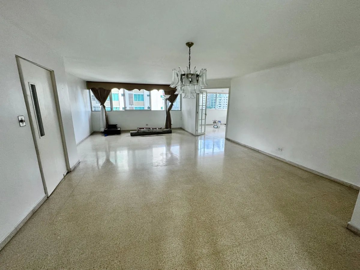 Apartment For Sale in Marbella
