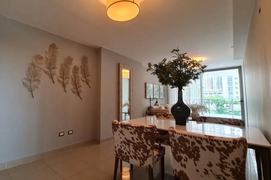 Se vende apartamento en PH Rokas, Condado Del Rey