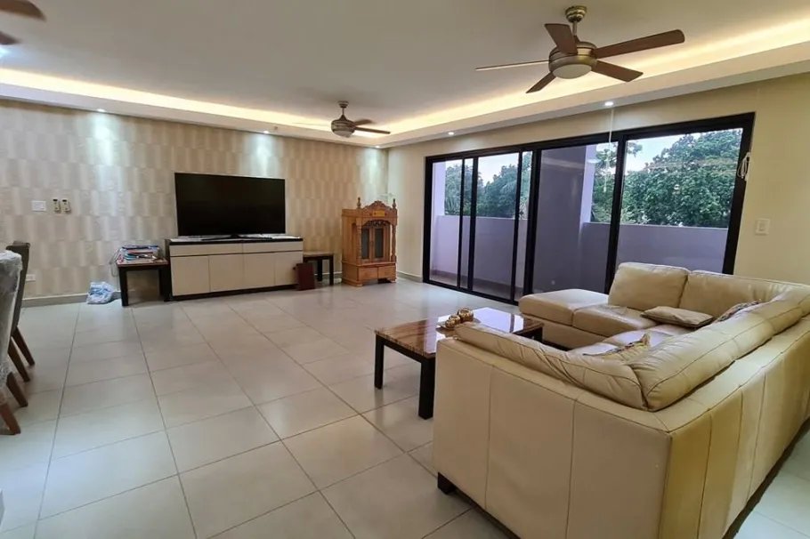 Se alquila apartamento amueblado en Embassy Club, Clayton