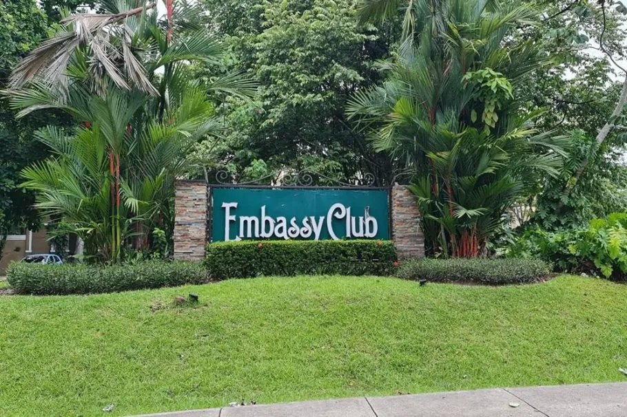 Se vende apartamento amueblado en Embassy Club, Clayton