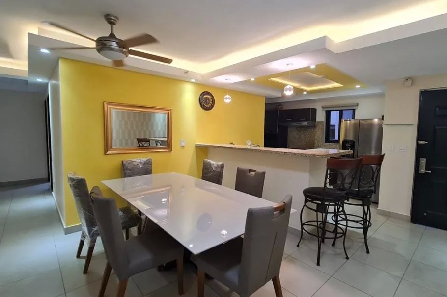 Se vende apartamento amueblado en Embassy Club, Clayton