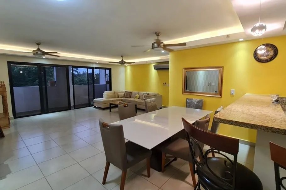 Se vende apartamento amueblado en Embassy Club, Clayton