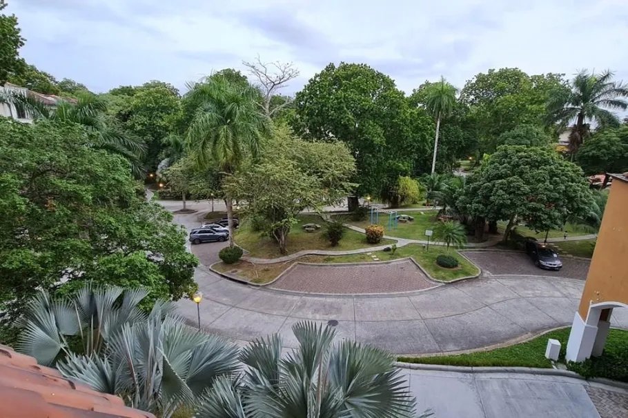 Se vende apartamento amueblado en Embassy Club, Clayton