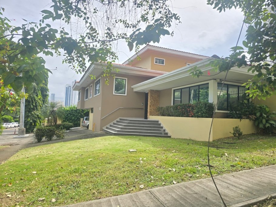 Se Vende Casa con Uso Comercial u Oficina
