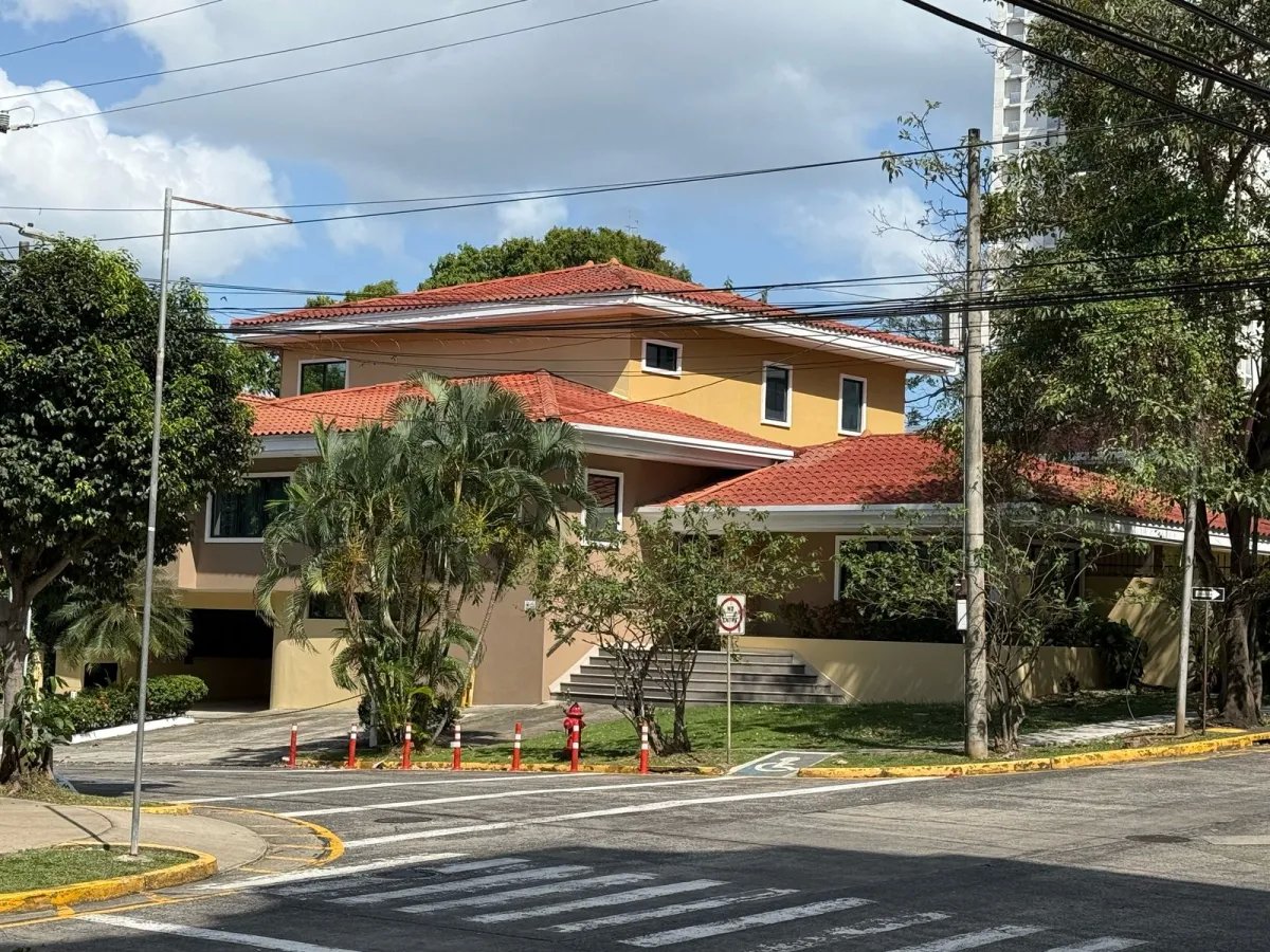 Se Vende Casa con Uso Comercial u Oficina