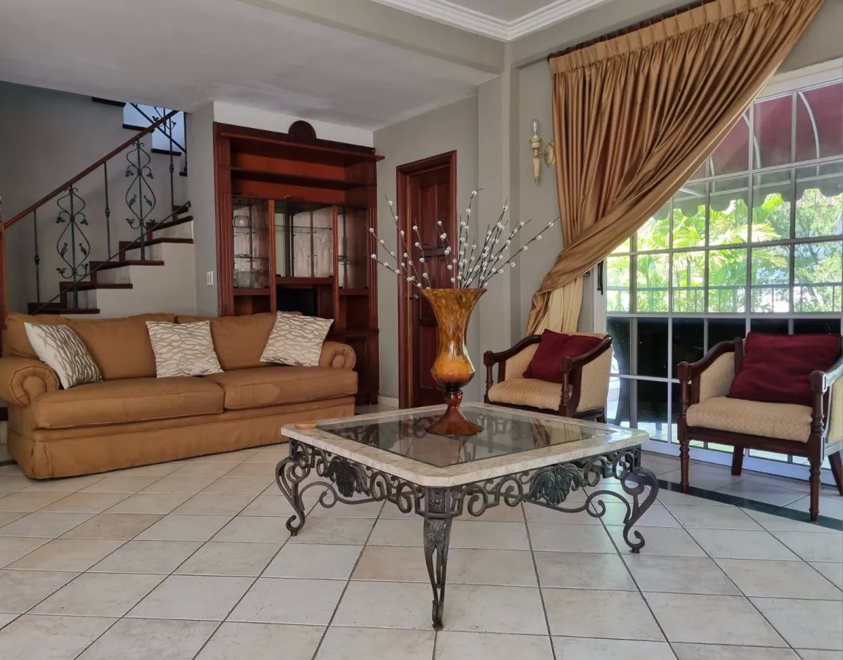 VENTA DE CASA REMODELADA EN ALBROOK, PANAMÁ