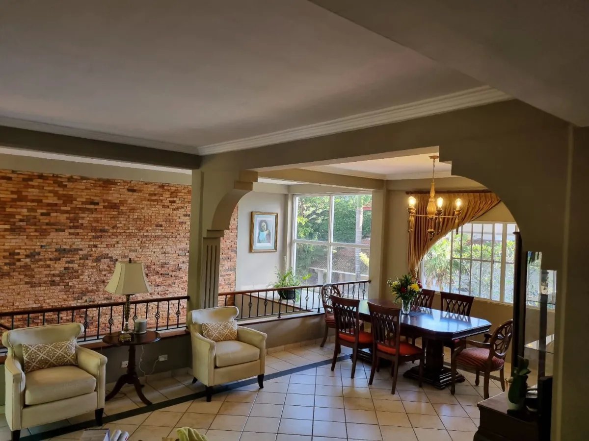VENTA DE CASA REMODELADA EN ALBROOK, PANAMÁ