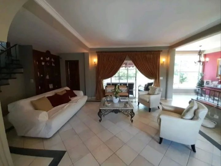 VENTA DE CASA REMODELADA EN ALBROOK, PANAMÁ
