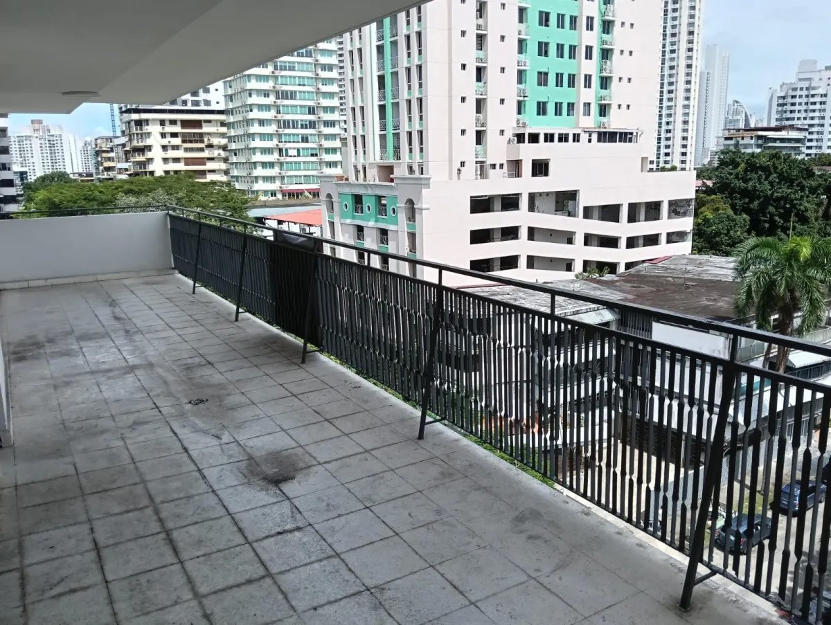 Vendo amplio apartamento el Via Argentina