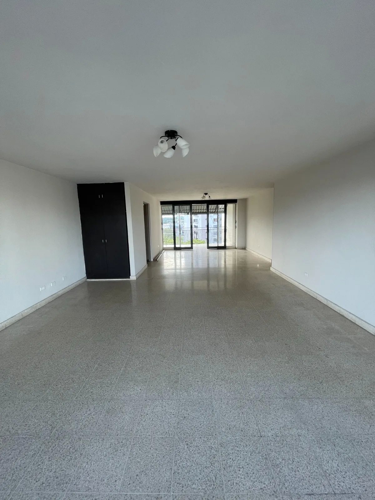 Vendo amplio apartamento el Via Argentina