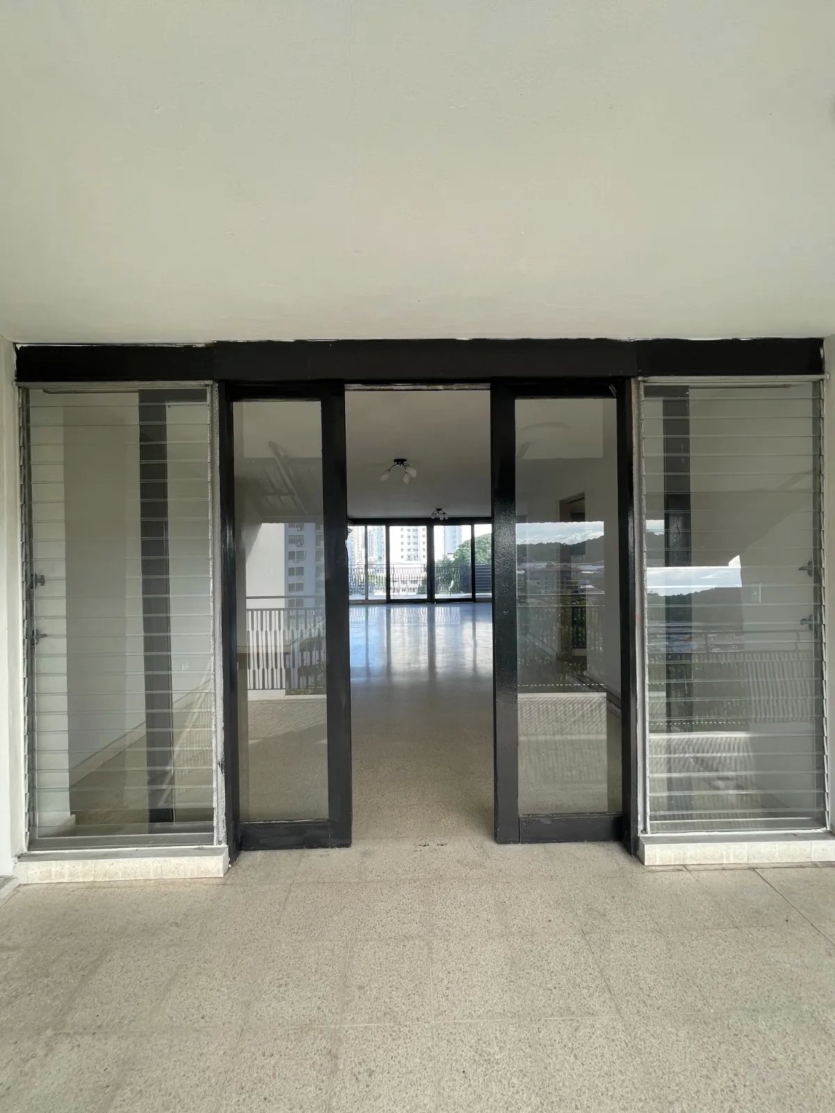 Vendo amplio apartamento el Via Argentina
