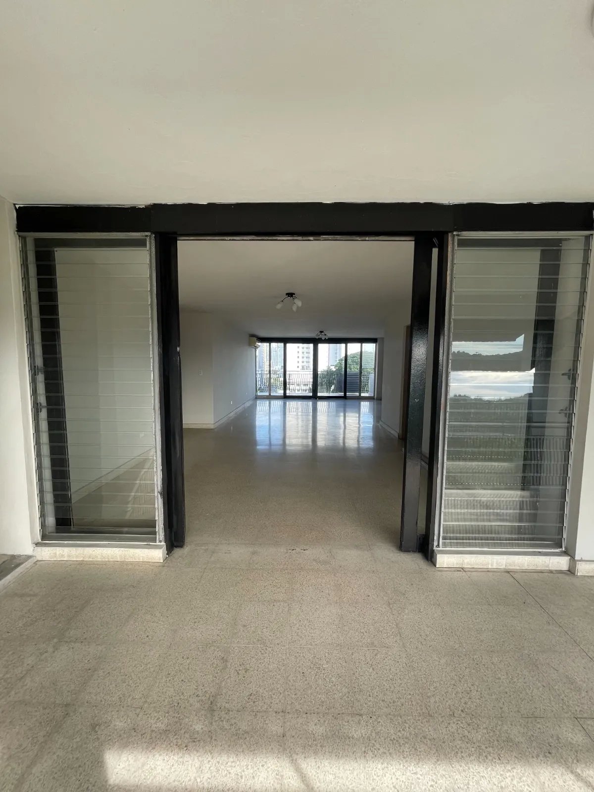 Vendo amplio apartamento el Via Argentina