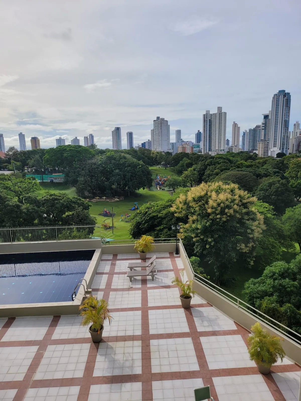 Alquiler apartamento PH Hyde Park frente parque Omar