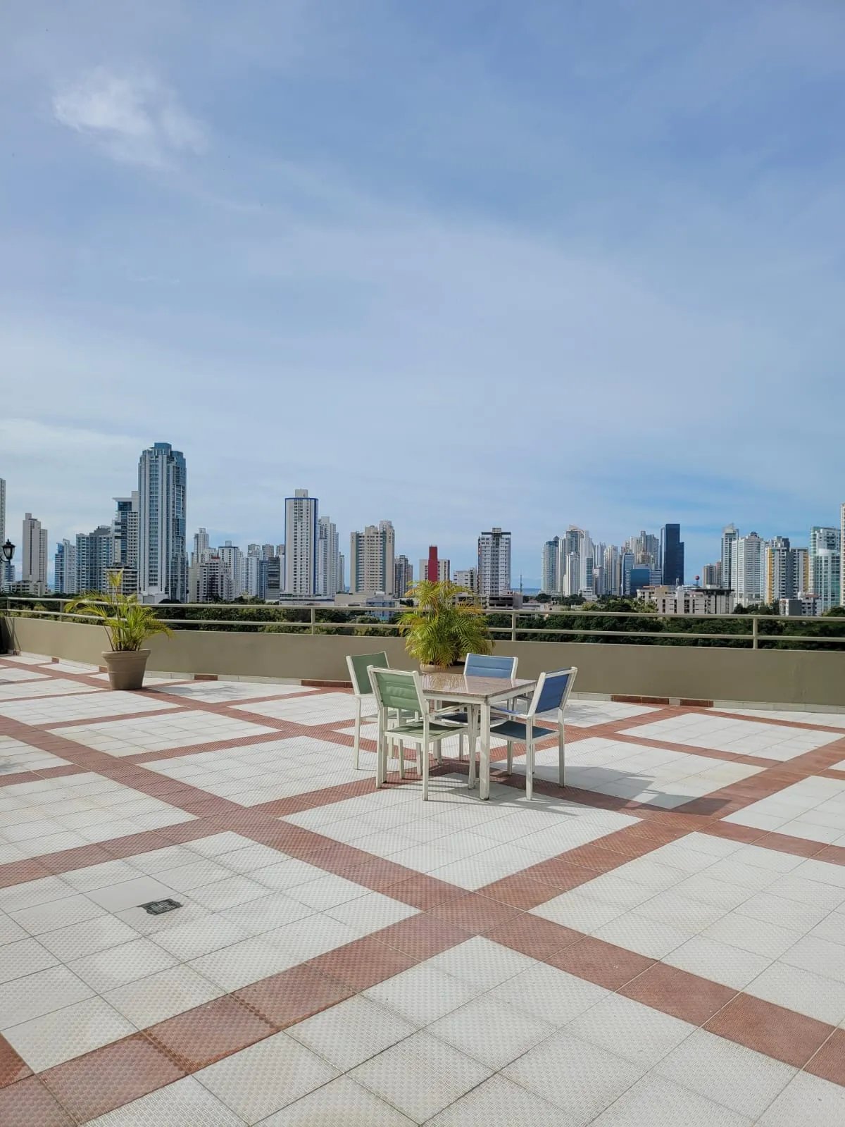 Alquiler apartamento PH Hyde Park frente parque Omar