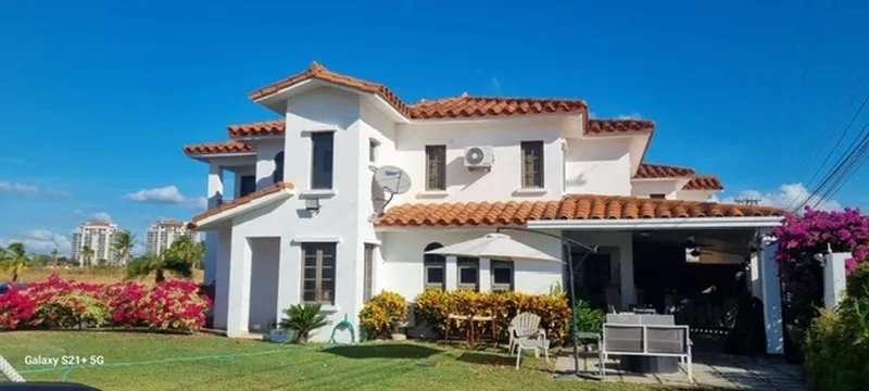 Townhouse For Sale in Avenida Vista Mar