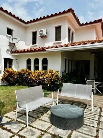 SE VENDE TOWN HOUSE EN VISTA MAR