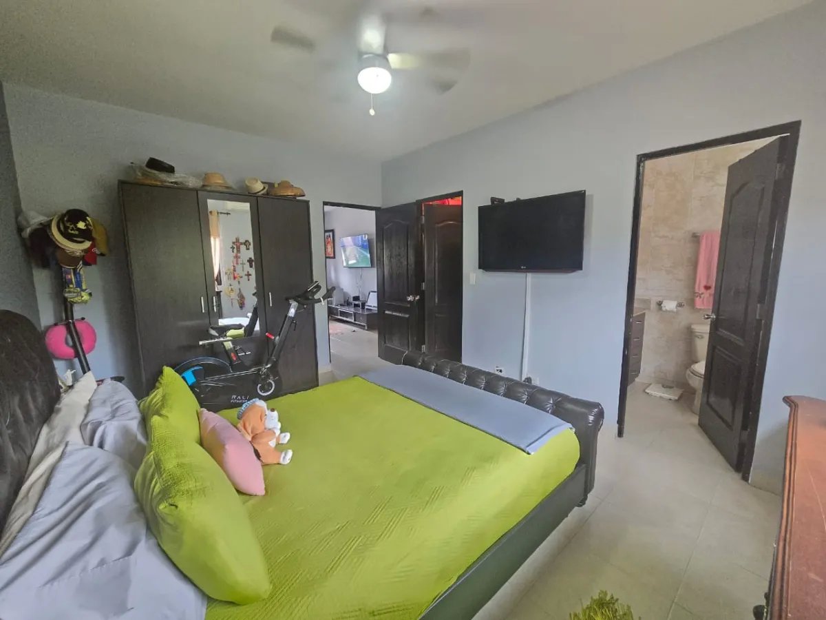 ¡Oportunidad Única! Se Vende Hermosa Casa de 2 niveles en Versalles