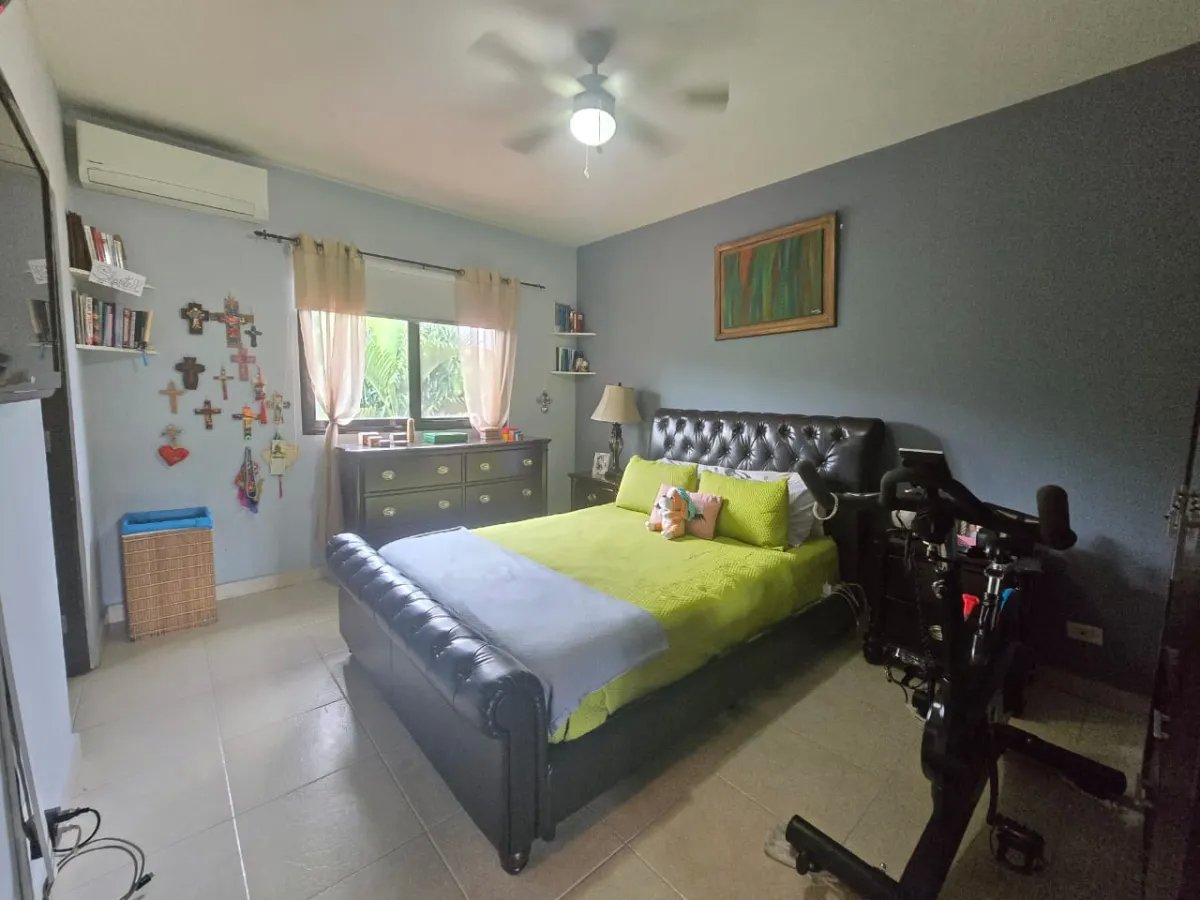 ¡Oportunidad Única! Se Vende Hermosa Casa de 2 niveles en Versalles