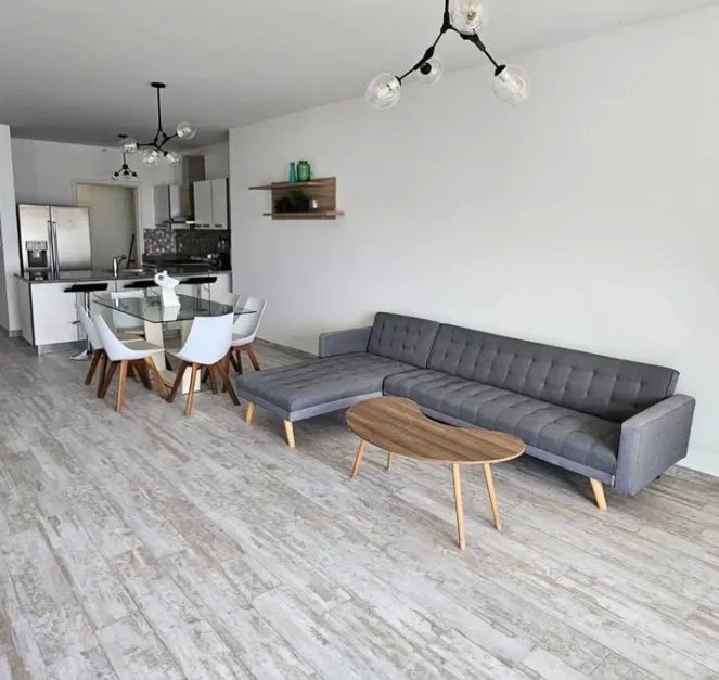 Apartment For Rent in Avenida Balboa