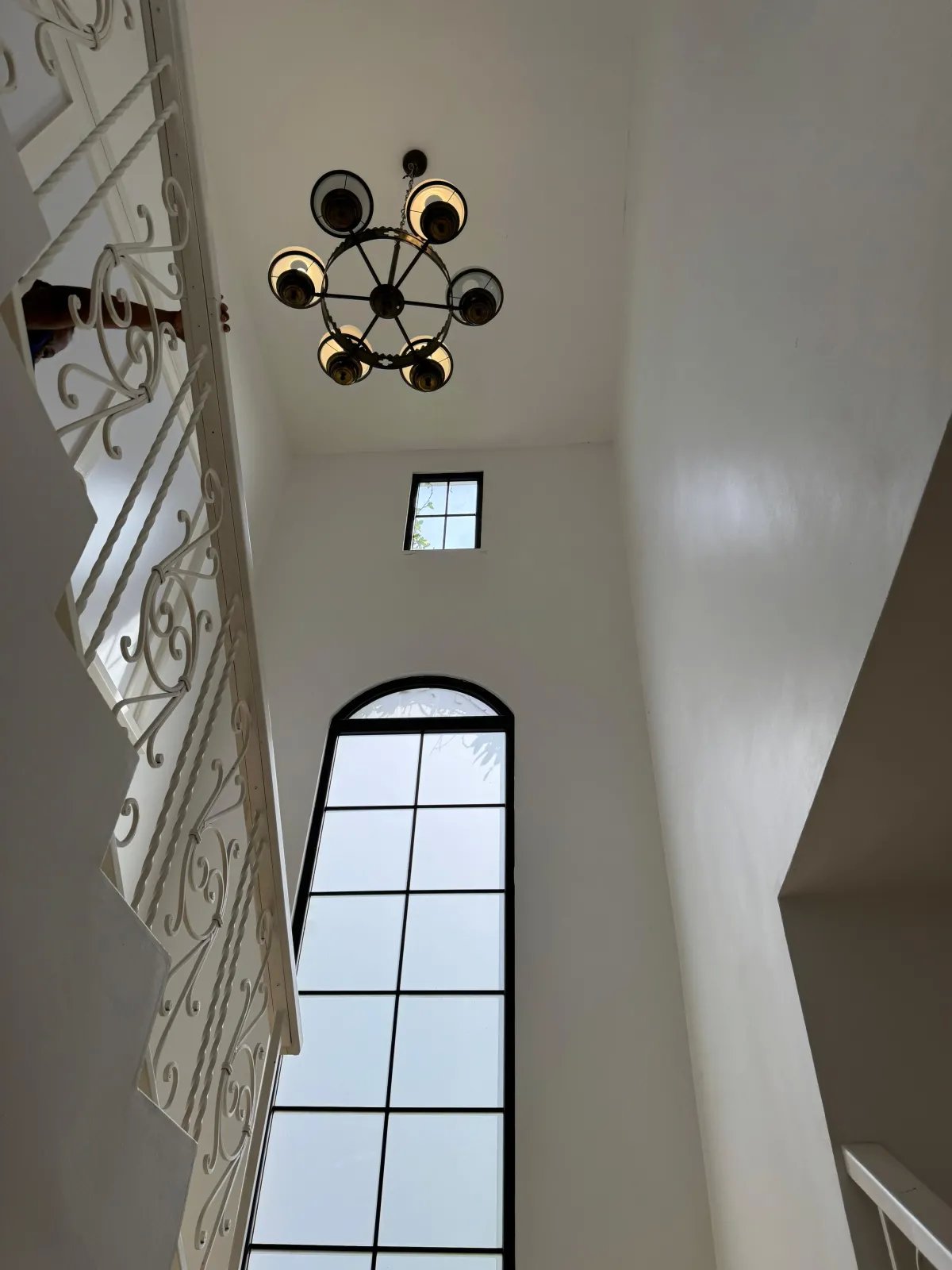 ¡Oportunidad única en Costa Sur! Venta de Moderna Casa en El Doral.
