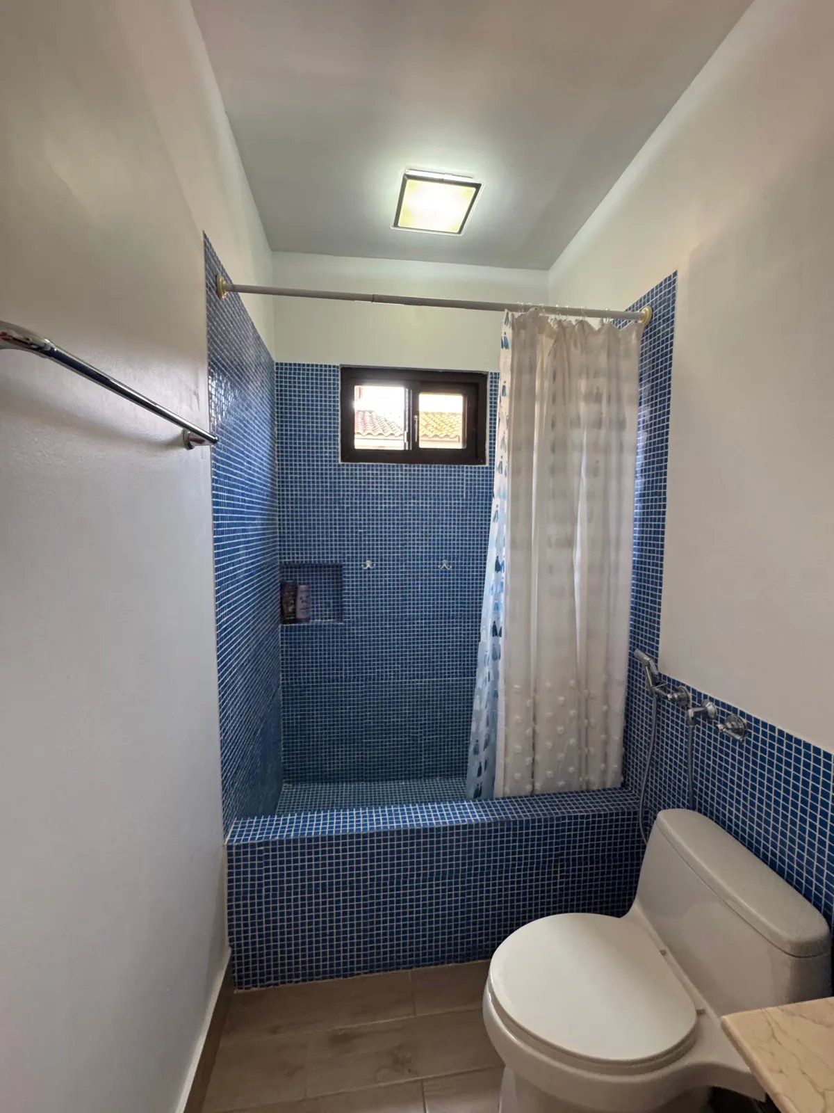 ¡Oportunidad única en Costa Sur! Venta de Moderna Casa en El Doral.