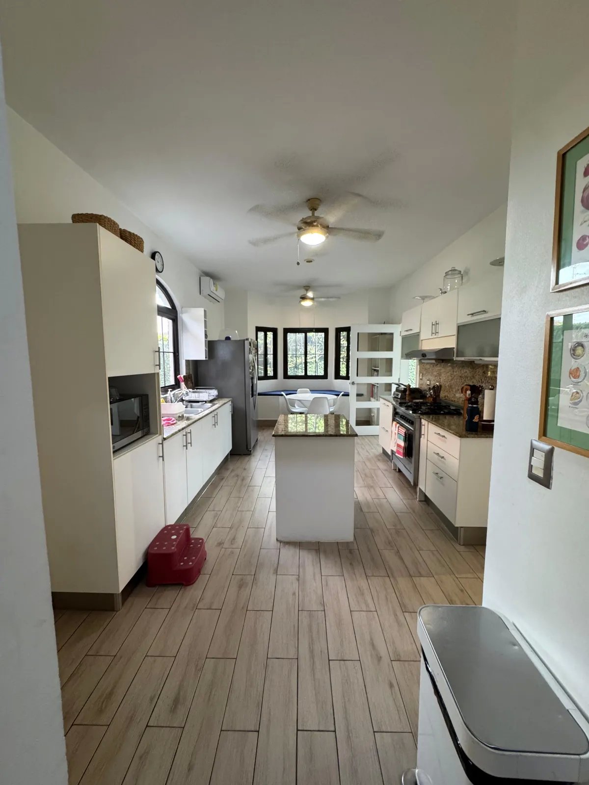 ¡Oportunidad única en Costa Sur! Venta de Moderna Casa en El Doral.