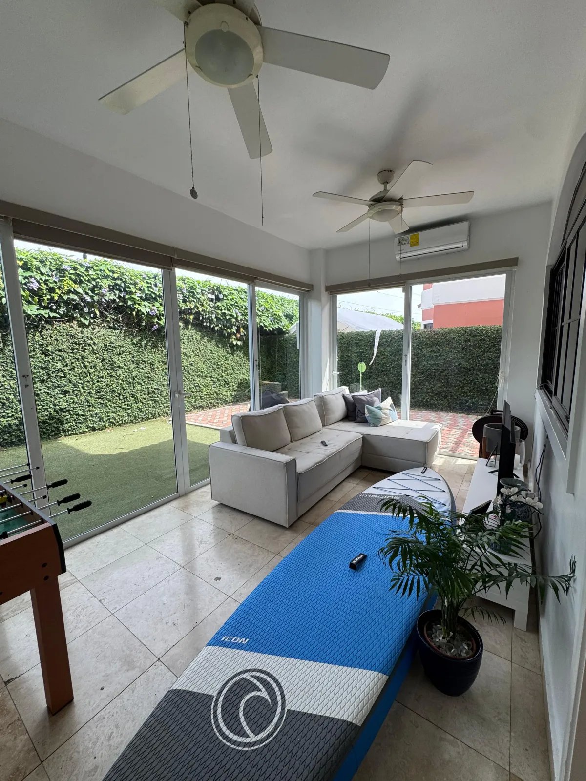 ¡Oportunidad única en Costa Sur! Venta de Moderna Casa en El Doral.