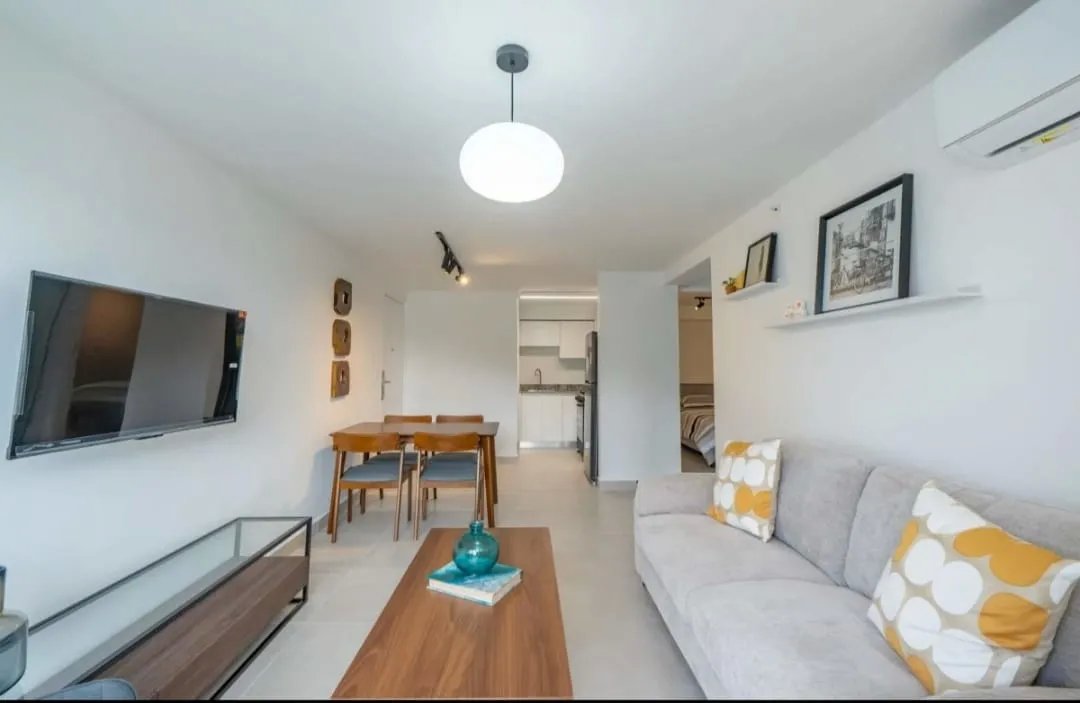 Apartment For Rent in Calle 101 e