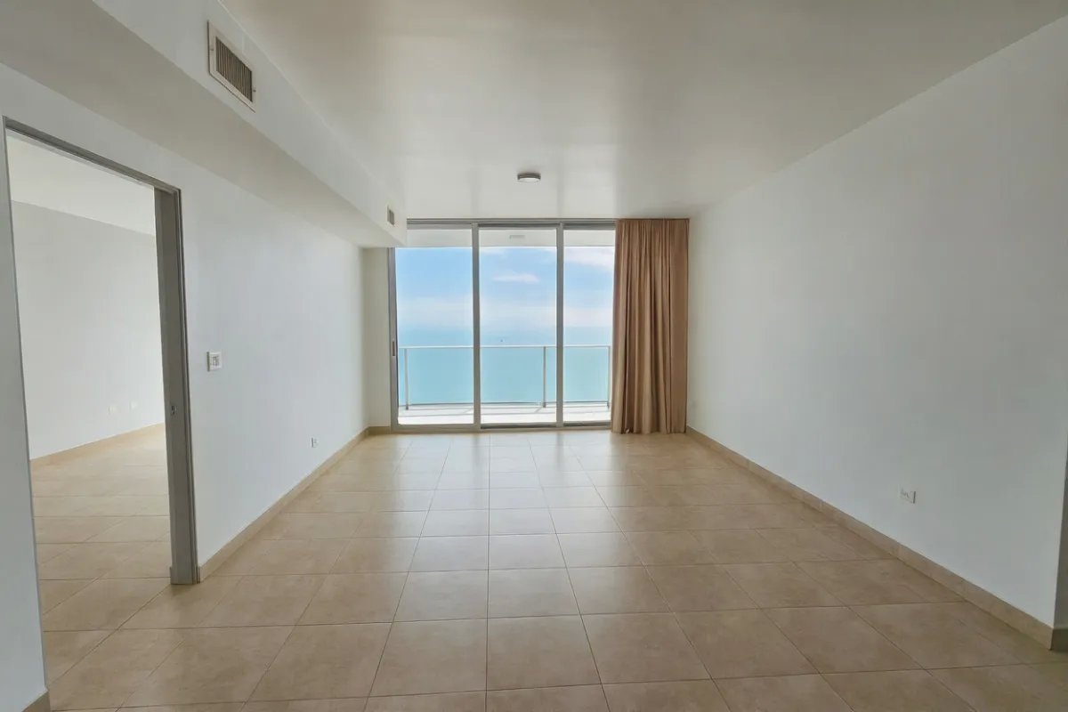 Apartment For Sale in Avenida Balboa