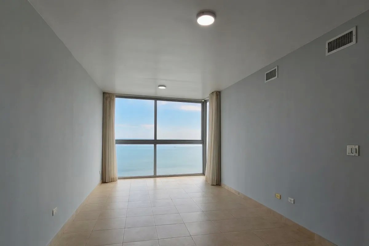 Apartment For Sale in Avenida Balboa