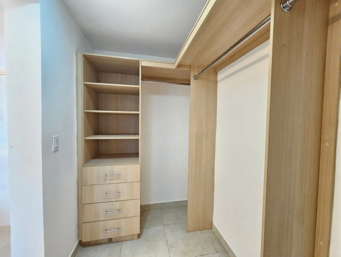 Apartment For Sale in Avenida Balboa