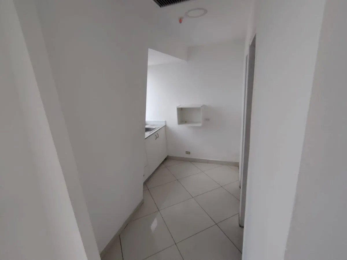 SE ALQUILA O SE VENDE OFICINA EDIFICIO SL55