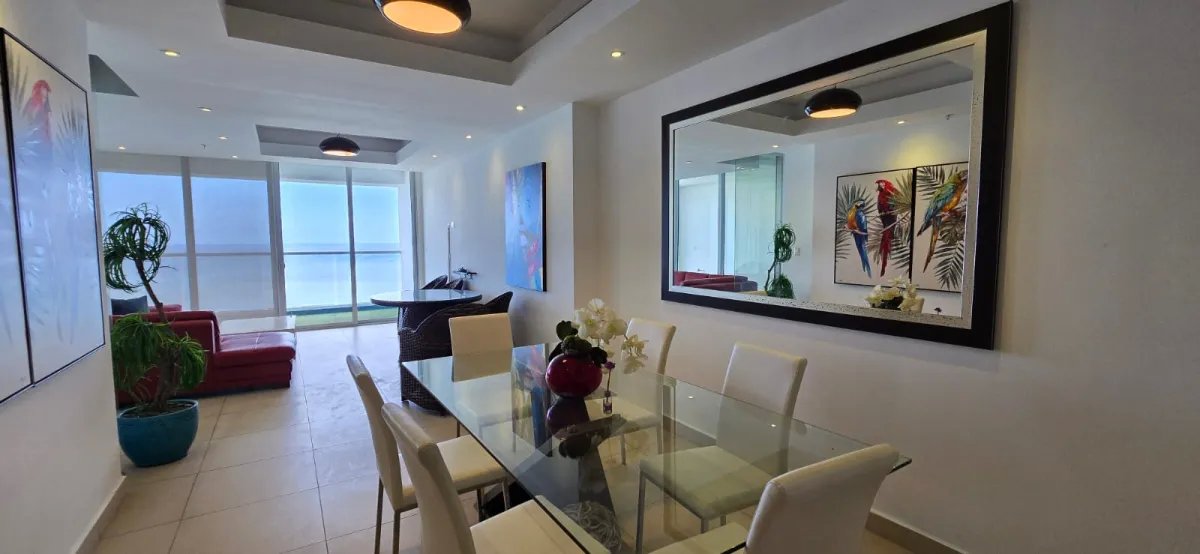 Apartment For Sale in Avenida Balboa