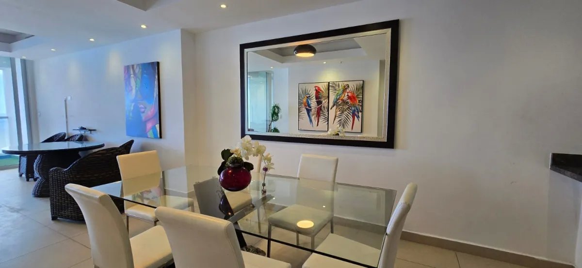 Apartment For Sale in Avenida Balboa