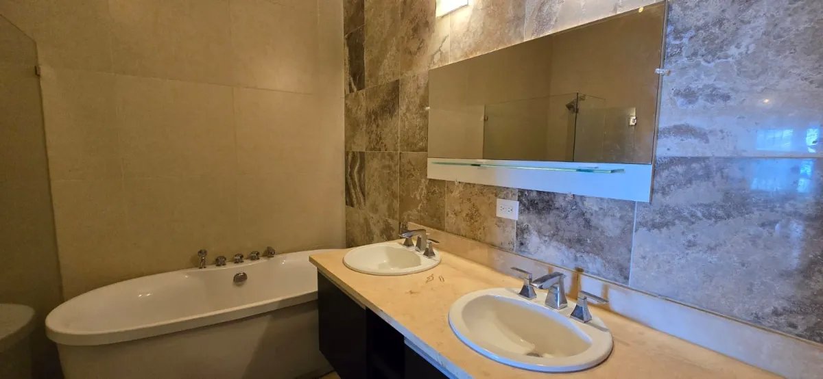 Apartment For Sale in Avenida Balboa